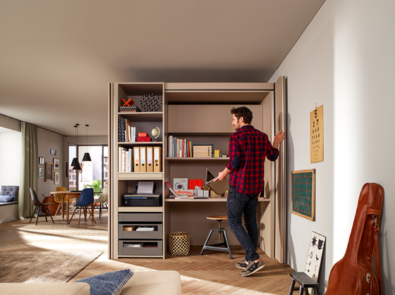 Складані двері підходять для різних потреб: за ними можна приховати кухню, гардероб чи робочий стіл