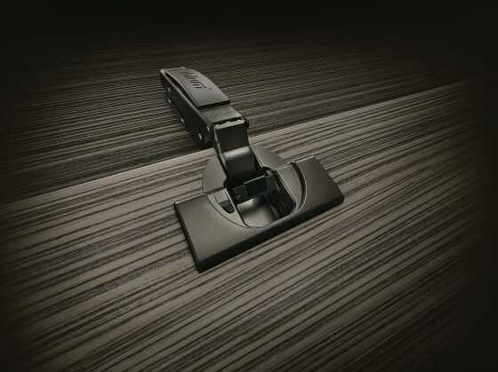 Dunkle Scharniere von Blum für mehr Durchgängigkeit