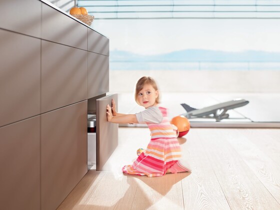 Ouverture et fermeture faciles avec TIP-ON BLUMOTION de Blum