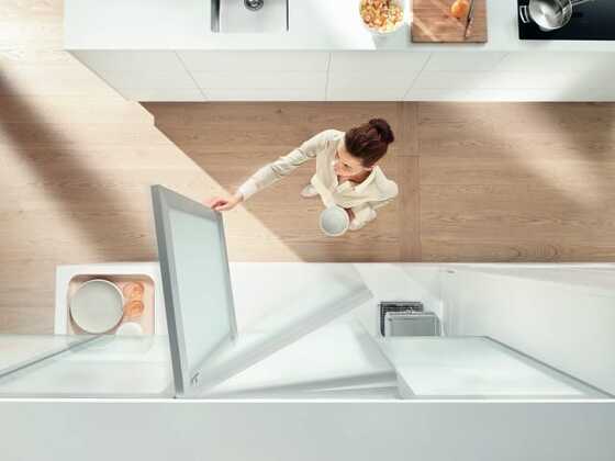 L'amortisseur BLUMOTION de Blum garantit une fermeture douce et silencieuse des portes