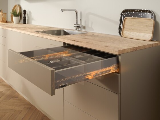 Висунута шухляда MERIVOBOX із технологією руху BLUMOTION