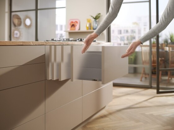 Шухляда MERIVOBOX із технологією руху TIP-ON BLUMOTION