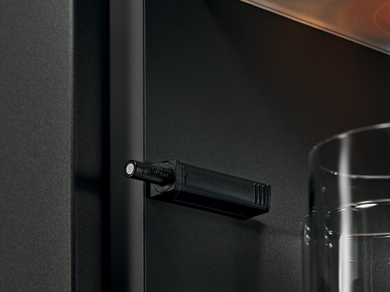 TIP-ON pour portes de Blum en version Noir terra