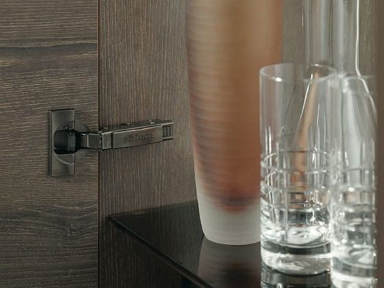 Balama Blum CLIP top BLUMOTION negru onix montată într-un corp de mobilier