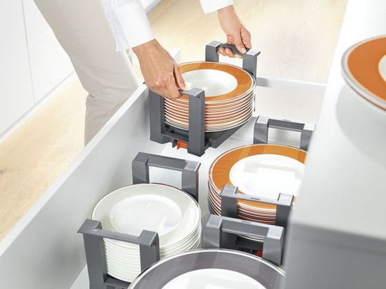 Jusqu'à 12 assiettes empilées dans le range-assiettes de Blum