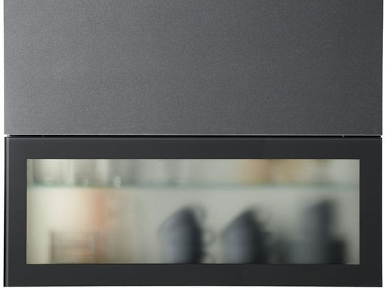 Porte relevable AVENTOS HF de Blum avec face en bois et en verre 