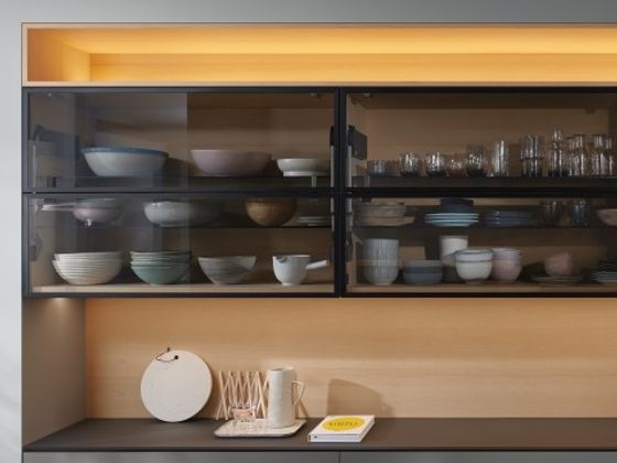 Porte relevable AVENTOS HF de Blum avec faces cadre alu