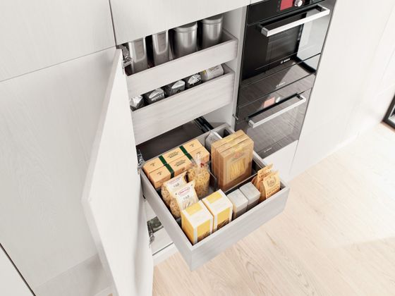 Armoire à provisions SPACE TOWER de Blum avec tiroirs bois équipés de coulisses MOVENTO