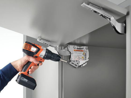 Réglage du réservoir de force de la porte relevable AVENTOS HK-S Blum