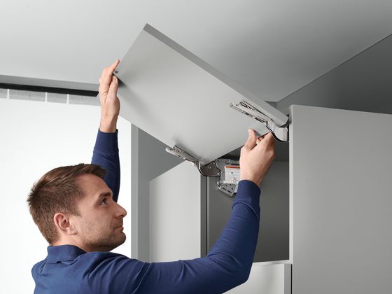 Mécanisme CLIP pour le montage de la porte relevable AVENTOS HK-S Blum