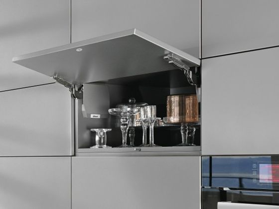 Le système pour porte relevable AVENTOS HK-S dispose d'un faible encombrement dans le meuble haut 