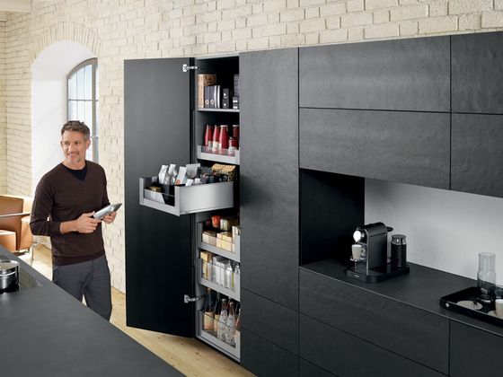 Ящики LEGRABOX в шкафу для запасов SPACE TOWER от Blum