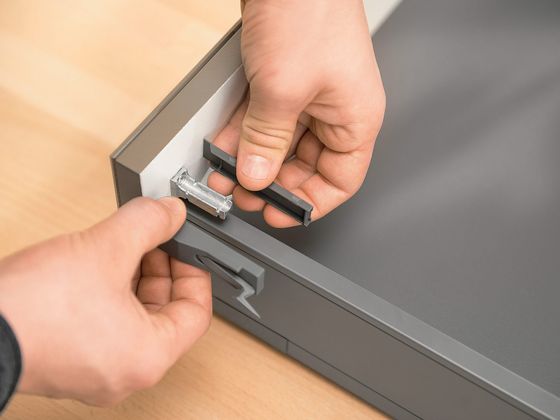 Ригель CABLOXX устанавливается непосредственно на фасад и не оказывает никакого влияния на монтаж и регулировку той или иной системы выдвижения