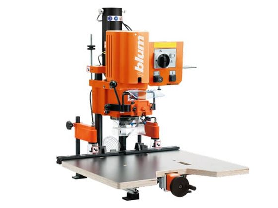 Avec la machine MINIPRESS P de Blum : Perçage vertical et mise en place des ferrures