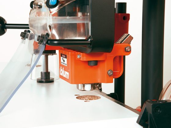 Pose de charnières à frapper avec MINIPRESS M de Blum