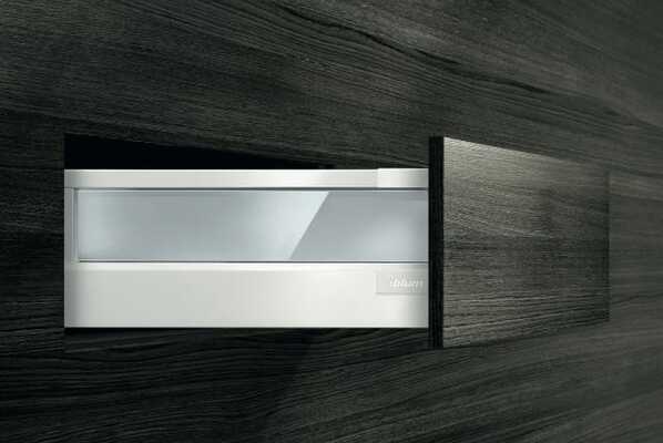 Висувна система / шухляда / ящик з прямокутними релінгами TANDEMBOX antaro від Blum – лаконічний дизайн та багато варіантів використання на кухні, у ванні чи вітальні