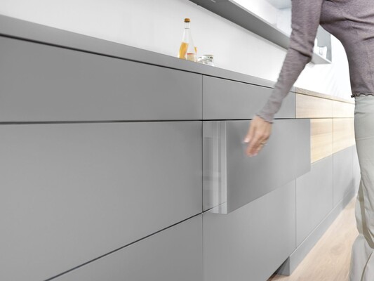 Une simple pression sur la face suffit pour ouvrir les tiroirs avec TIP-ON de Blum
