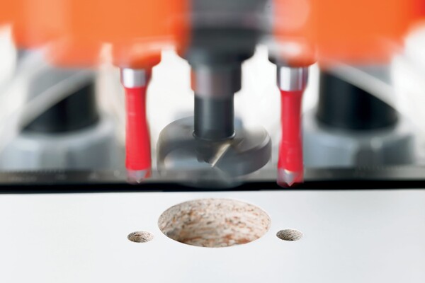 Присадка фасада под петли с помощью станка Blum