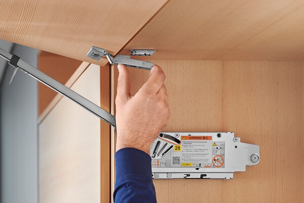 Простой монтаж подъемника AVENTOS HF без инструмента