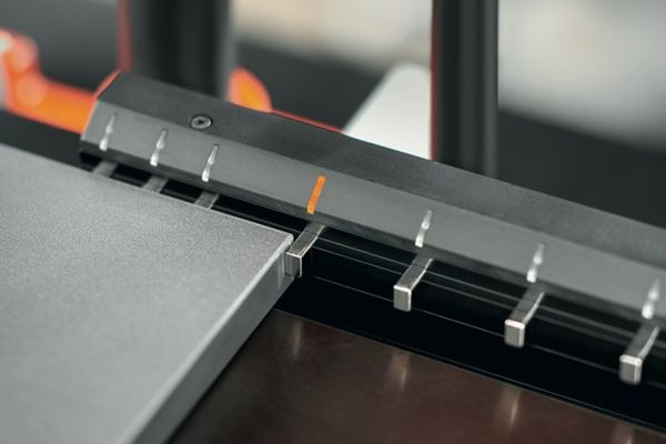 EASYSTICK de Blum indique les positions de perçage à l’aide d’un marquage lumineux