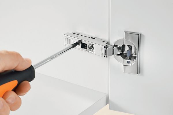 Réglage en profondeur de la charnière CLIP top BLUMOTION de Blum
