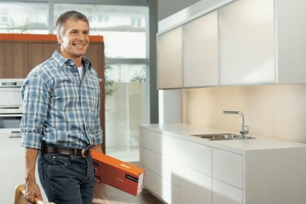 Montage et réglage faciles de la porte relevable AVENTOS HK Blum