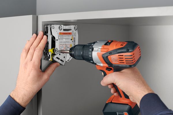 Montage et réglage faciles de la porte relevable AVENTOS HK-S Blum