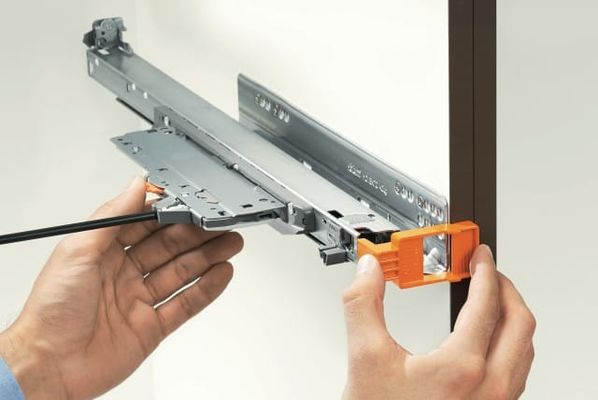 Montage de TIP-ON BLUMOTION pour MOVENTO Blum