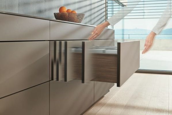 Système d'ouverture mécanique TIP-ON BLUMOTION pour tiroirs en bois de Blum