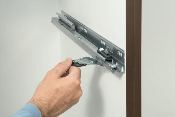 Montage facile de TIP-ON BLUMOTION pour TANDEMBOX de Blum