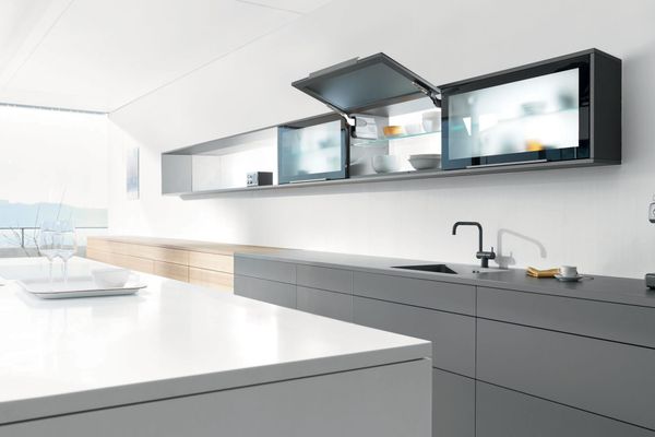 Système pour porte relevable pivotante AVENTOS HK Blum