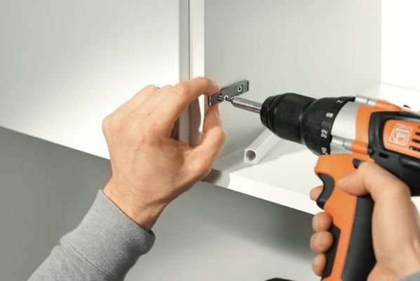 Для крепления держателя TIP-ON можно использовать евровинты или саморезы
